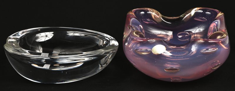 Een lot van 2 glazen asbakken, waarvan 1 Murano gekleurd en 1 onleesbaar gemerkt.