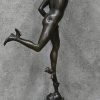 “Mercurius”. Een bronzen beeld op sokkel van rood marmer met bronzen fries. Naar een werk van Jean Bologne. Fijne geut.