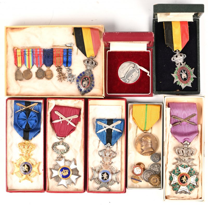 Een lot van 8 doosjes met medailles en gedenkingsmunten, verguld en verzilverd. Medio ‘58.