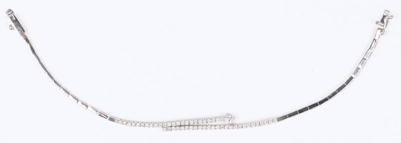 Een 18 karaats witgouden armband bezet met briljanten met een gezamenlijk gewicht van +-1,26 ct.