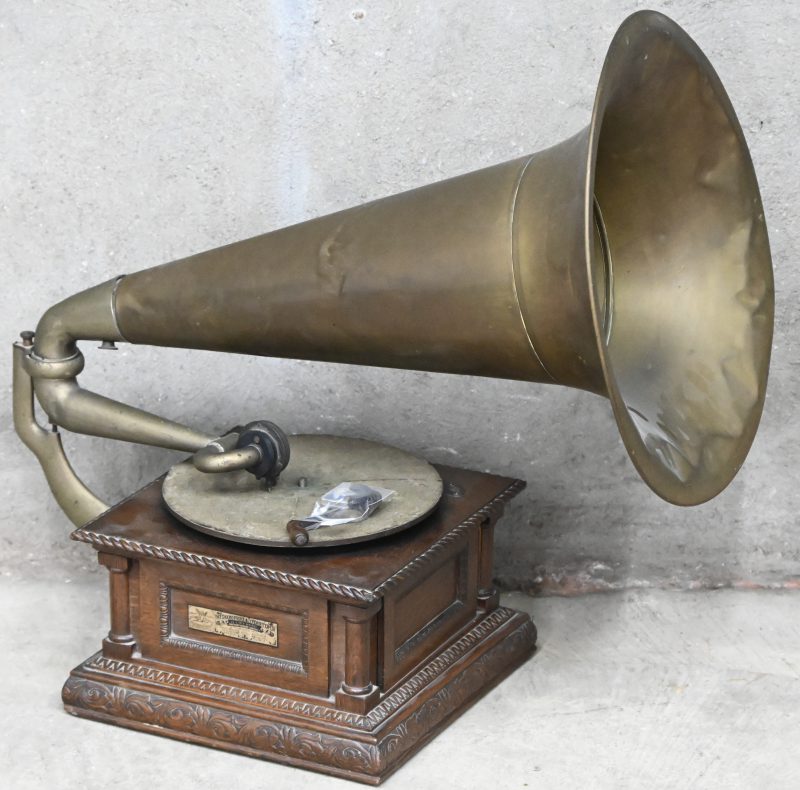 Een grammofoon van fabrikant ‘The Gramophone & Typewriter Ltd.’ uit London, ca 1910, de voorloper van His Masters Voice, met koperen hoorn.