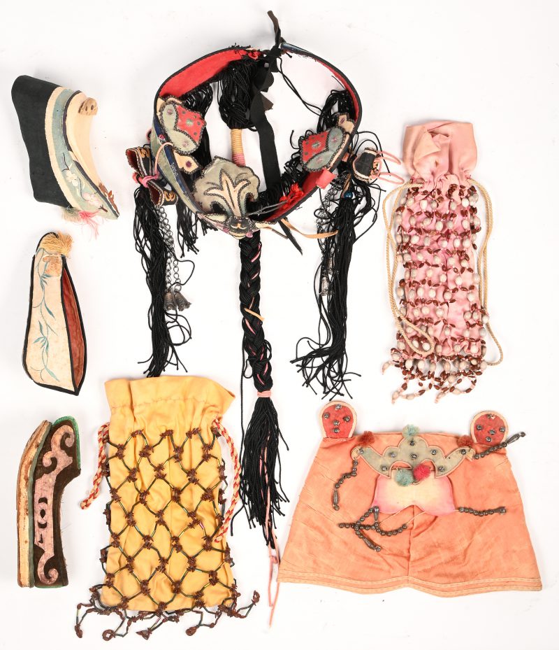 Een lot van 7 Chinese textielstukken oa een kindermasker, hoofdband, 2 tasjes en 3 verschillende lotus schoentjes.