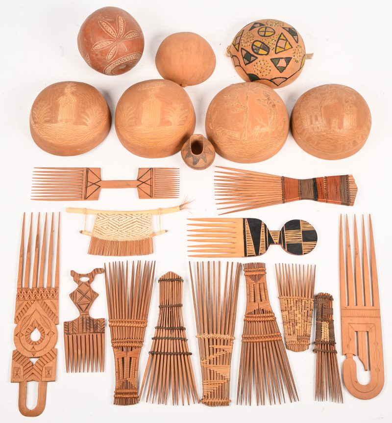 Een lot Afrikaans houten werktuigen bestaande uit 13 kammetjes, 8 kommetjes, kalebas en potje.