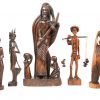 Een lot van 15 Afrikaans houten gesculpteerde beeldjes met diverse figuren. Bijgevoegd 3 varia houten beeldjes.