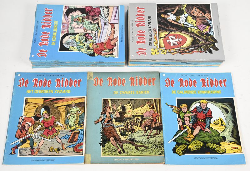 “De Rode Ridder”. Een lot met diverse titels, waaronder De slangengod, eerste druk april 1991 en gesigneerd door Karel Biddeloo.De zwarte banier (herdruk 1966), De zwaneburcht (herdruk 1980), Mysterie te camelot (herdruk 1983), De stenen beelden (herdruk 1979)Het derde wapen (Herdruk 1979), De zwarte roos (herdruk 1979), De verzonken klok (eerste druk Augustus 1968), Het testament (eerste druk juni 1969), De hamer van Thor (herdruk 1986), De Lorelei (herdruk 1986)De koraalburcht ( herdruk 1986), De toverspiegel (herdruk 1986), Het adelaarsnest (herdruk 1986), Het labyrint (herdruk 1986), De vete (herdruk 1980), De hellebron (herdruk 1986), De galeislaaf (herdruk 1984)Karpax de stalen man (herdruk 1980), De zwarte cobra (herdruk 1980), De duivelszee (eerste druk Juni 1979), De beelden van Djomaz (eerste druk september 1979), Het oog van toth (eerste druk november 1979)Heerser der diepten (eerste druk maart 1981), De dame van de poorten (eerste druk juni 1981), De gijzelaars (herdruk 2012), Mysterie op Ararat ( eerste druk september 1997)