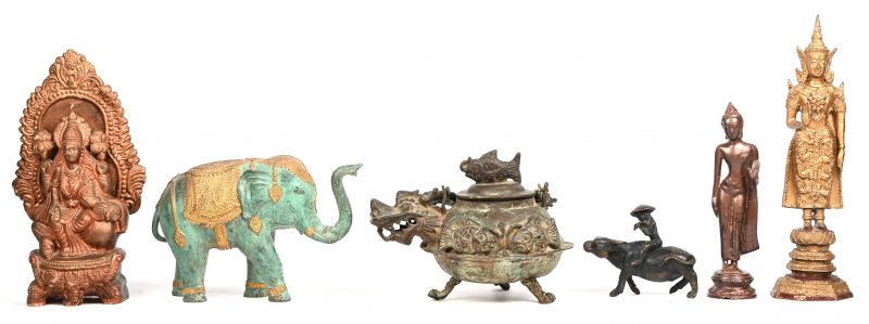 Een lot van 6 beeldjes met Oosters thema in diverse uitvoeringen, brons, kunstbrons en aardewerk. Bestaande uit 3 Boeddha’s, Olifant, theekan met drakenkop, en fluitspeler op os.