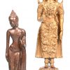 Een lot van 6 beeldjes met Oosters thema in diverse uitvoeringen, brons, kunstbrons en aardewerk. Bestaande uit 3 Boeddha’s, Olifant, theekan met drakenkop, en fluitspeler op os.