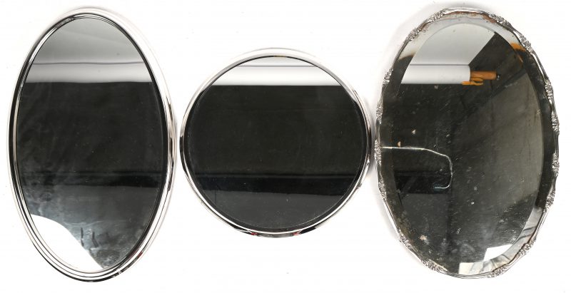 Een langwerpige en een ronde presentatiespiegel, beide gemerkt Radango evenals een spiegelplateau met bolle pootjes met een bewerkte rand (schade aan spiegelglas). Alle van verzilverd metaal.