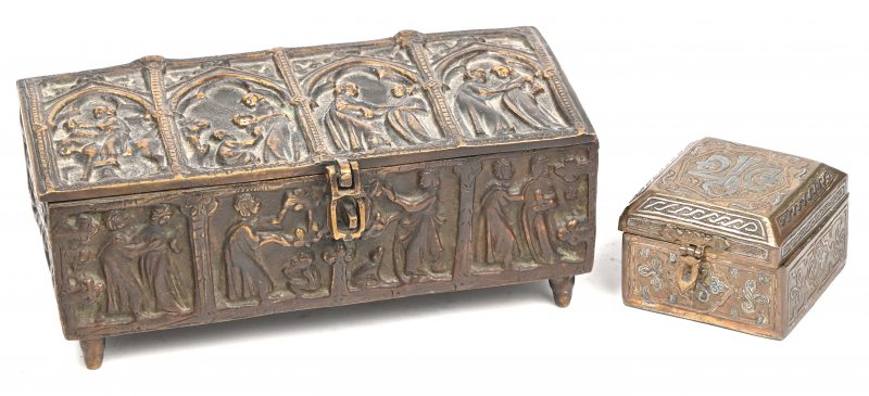Een bronzen koffertje versierd in gotische stijl met personages in nissen. We voegen er een dito vierkant sigarettendoosje aan toe.