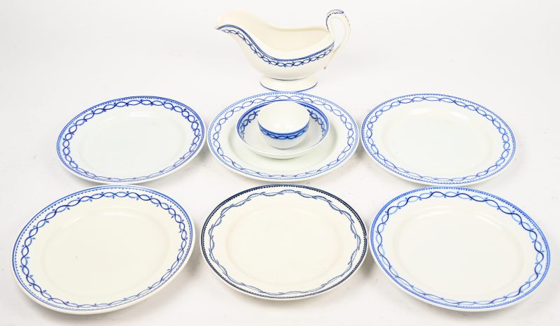 Zes borden, een kopje met trembleuse en een sauskom van Doornikse zachte pasta met diverse blauw en witte decors (à la chenille, à l’anneau).
