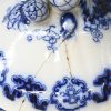 Een eetservies van blauw en wit ironstone met een transferware decor naar Chinees Kangxi voorbeeld. Onderaan reliëfmerk en “Pagoo S.H. & Co” in blauw onder glazuur. Staffordshire.