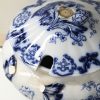 Een eetservies van blauw en wit ironstone met een transferware decor naar Chinees Kangxi voorbeeld. Onderaan reliëfmerk en “Pagoo S.H. & Co” in blauw onder glazuur. Staffordshire.
