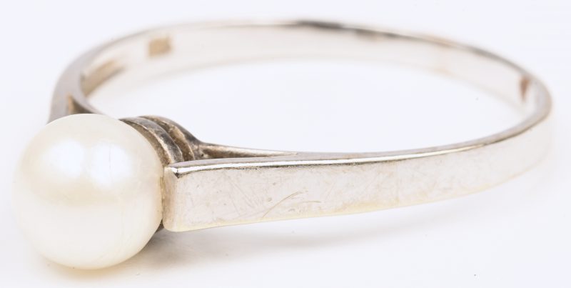 Een 18 ct witgouden ring bezet met een parel.