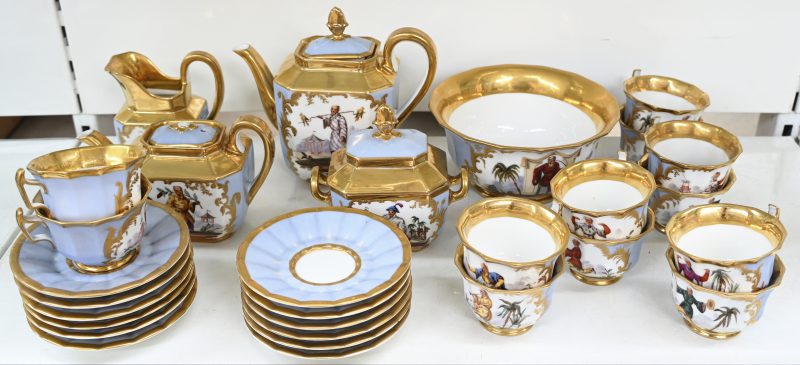 Een koffie-en theeservies van veelkleurig en verguld porselein, alle stukken individueel prachtig gedecoreerd met Chinese personages. Koffiepot, theepot (dekselknop ontbreekt), suiker-en melkpot. Bowl, twaalf koppen(1 haarscheur) en twaalf schoteltjes. Parijs, tijdperk Louis-Philippe.