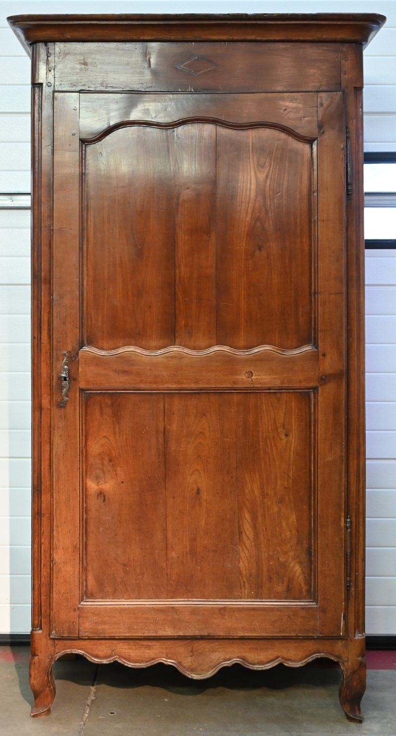 Een massief houten eendeurs kleerkast.