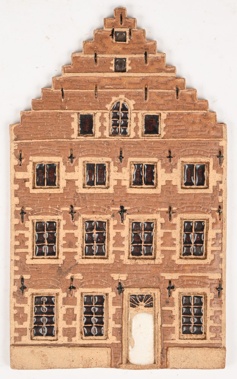 Een Renaissance trapgeveltje van geglazuurd terracotta. Niet gesigneerd.