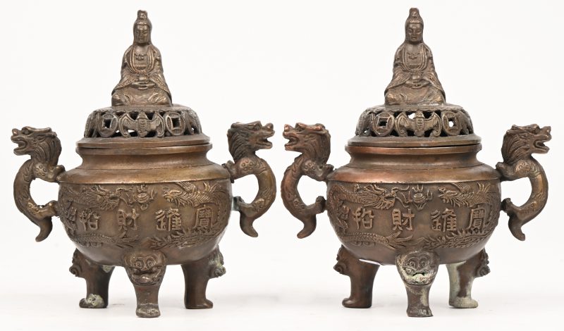 Een paar Chinees brons gesculpteerde wierrook potjes.
