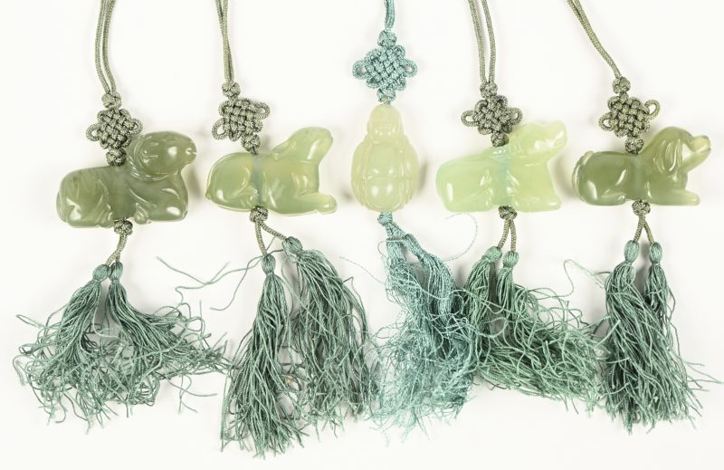 Vijf verschillende Chinese jade beeldjes als hangers met geweven koorden.