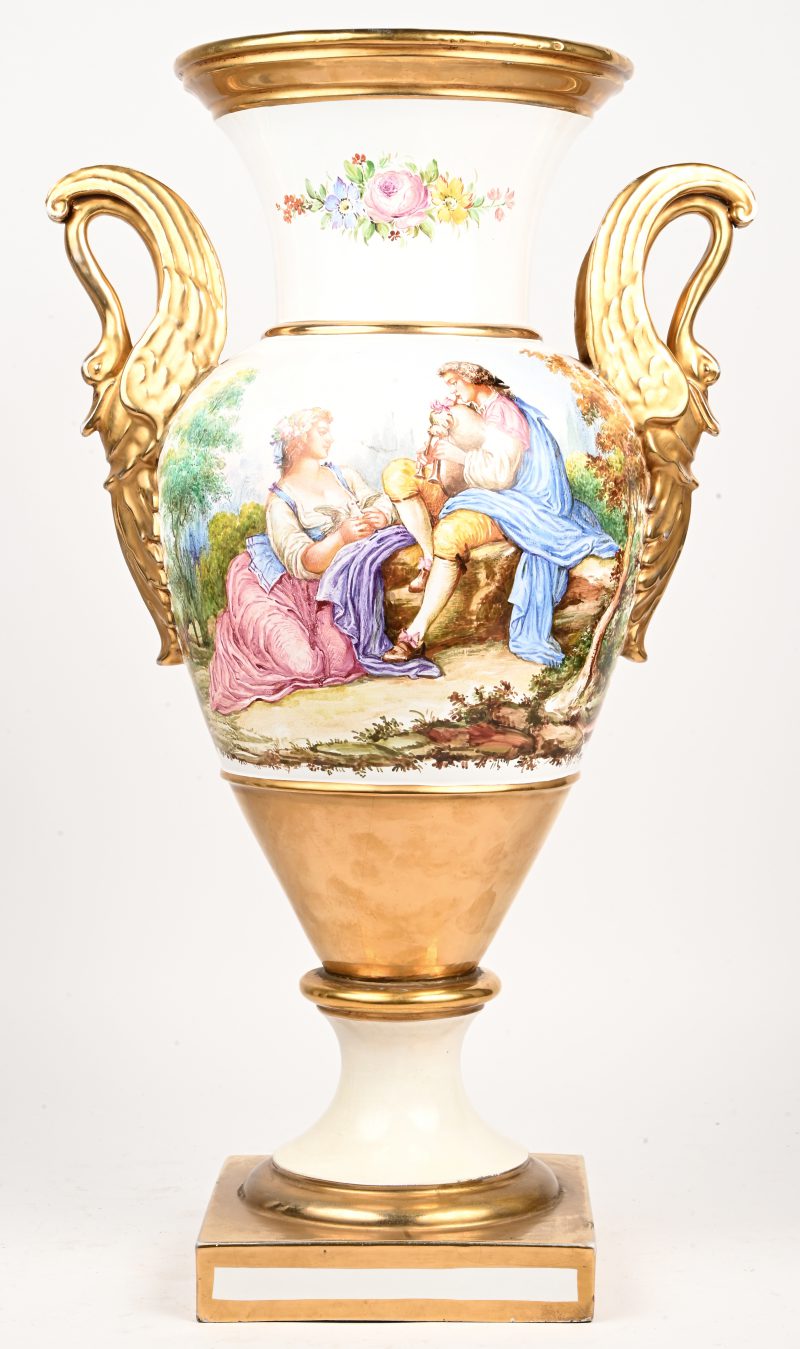 Een grote Empire-stijl vaas met romantisch tafereel inderaan gemerkt Italy, een onduidelijke handtekening en D.1556. Heeft een kleine schade aan de voet.