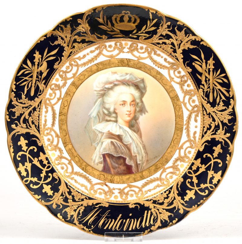 Een handbeschilderd porseleinen bord met de afbeelding van Marie-Antoinette gemerkt Sevres, Chateau de Versailles. Dit bor heeft een grote restauratie ondergaan.