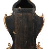 Een 19e eeuwse boulle klok met bijhorende console gemerkt Breuer Liege met vergulde alsook messing ornamenten en schildpadfineer. De slinger intbreekt en de nrs. 12 en 60 zijn hersteld.