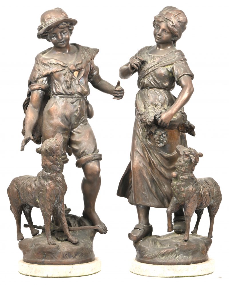 ‘Herderskoppel’, een set van 2 zamakken beelden voorstellend een jongen met hond en een meisje met schaap.