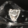 Een grote vintage schaal in doorzichtig kristal gemerkt met een sticker ‘Bayel Cristalin’.