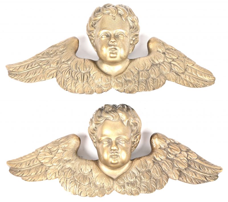 Een set van 2 bronzen engelenhoofdjes met vleugels.
