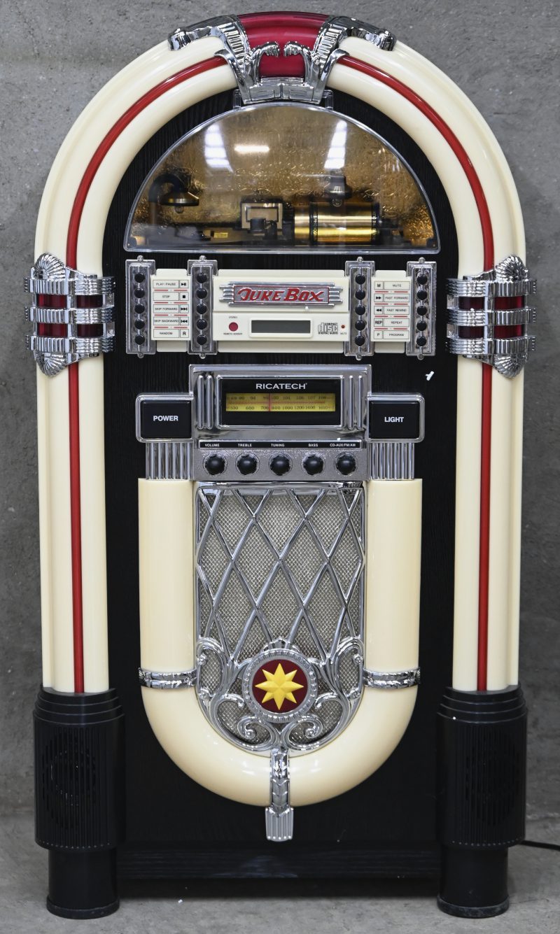 Een retro-look muziekinstallatie in de vorm van een oude Wurlitzer juke-box van het merk Ricatech, modelnummer RR900.