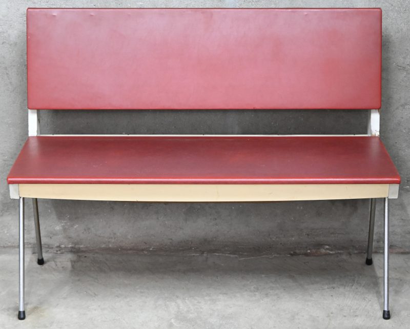 Een rode en witte zitbank in expo ‘58 stijl.