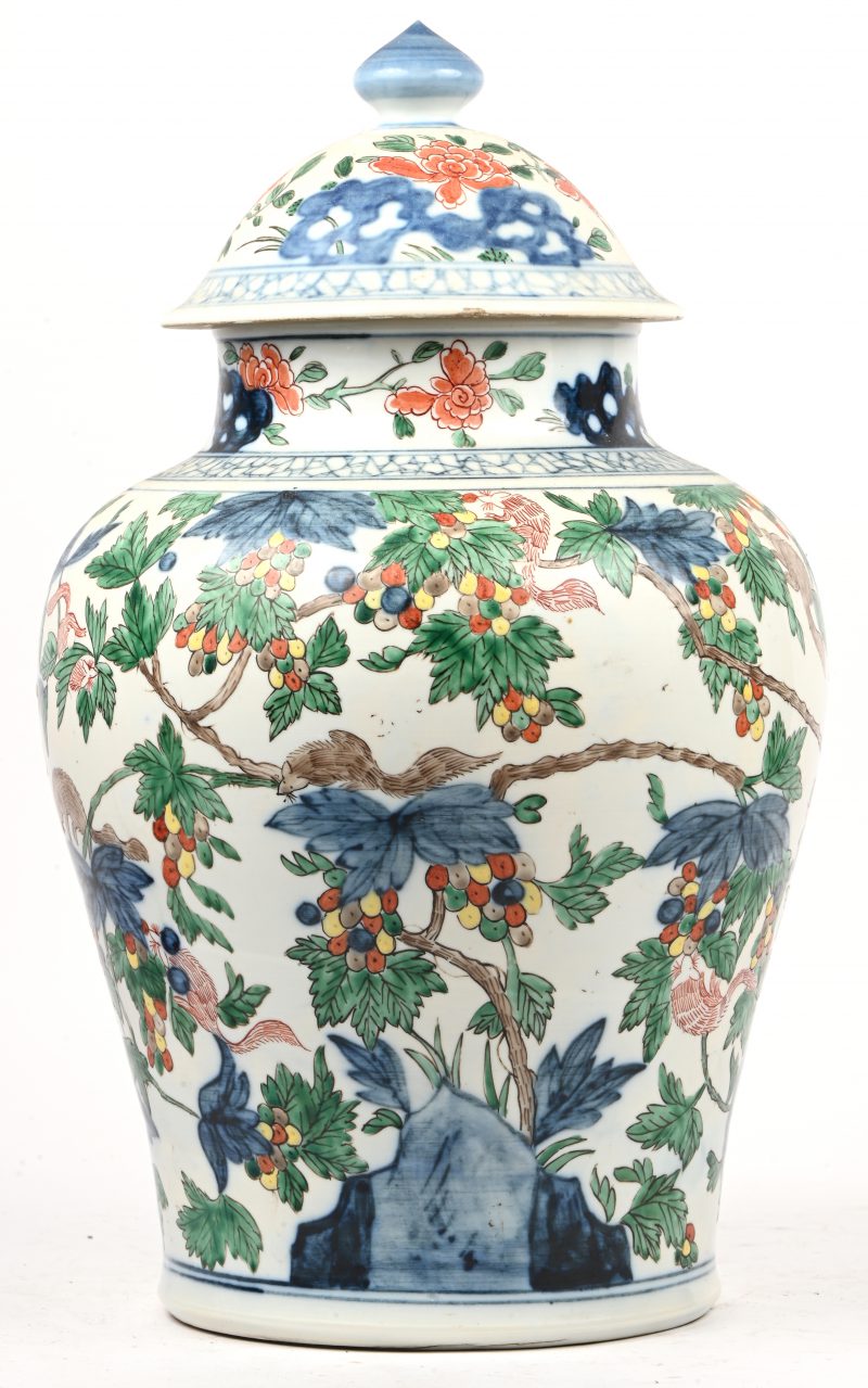 Een Chinees porseleinen vaas, blauw-wit met floraal decor. Onderaan gemerkt.