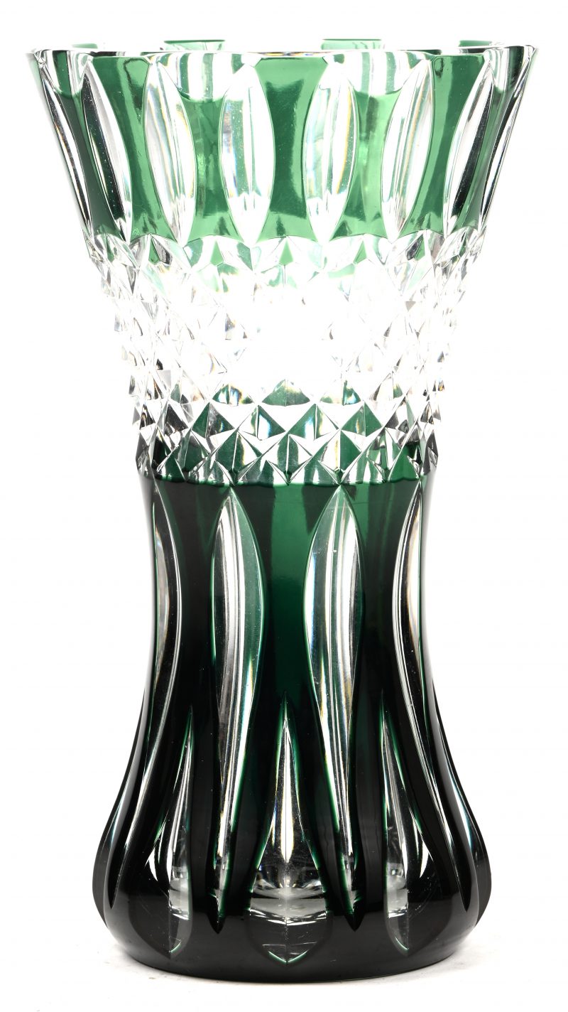 Een vaas in groen en kleurloos kristal, onderaan gesigneerd Val Saint Lambert.