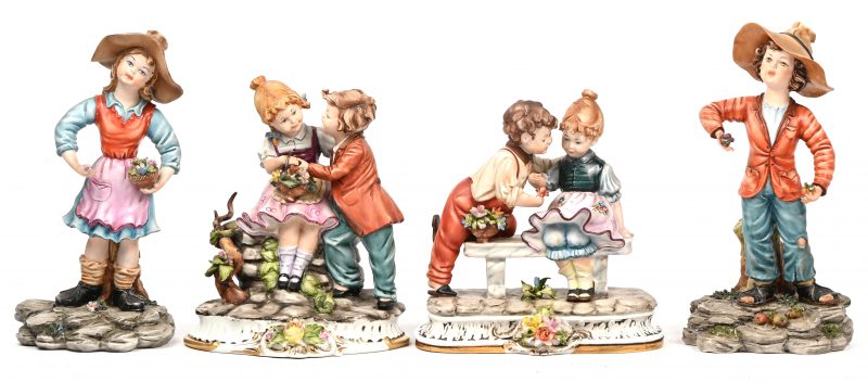 Een set van 4 beeldjes, Viertasca, Capo Di Monte waarvan twee x een jong koppeltje en een jongen en een meisje.