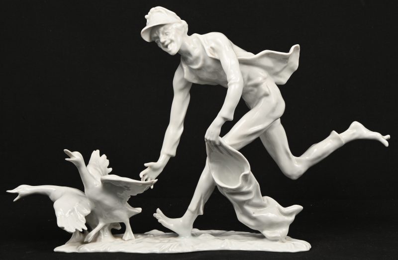 ‘Ganzenvanger’, een wit porseleinen beeld van een man met zak in een poging een gans te vangen. Onderaan gemerkt Alka kunst.