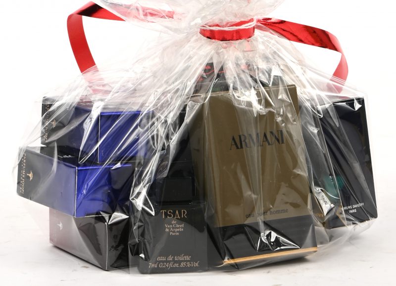 Een lot luxe parfumstalen van verschillende merken waaronder: Armani, Ace, Davidoff, Joop, Scherrer, Van Cleef & Arpels, Versace. e. a.