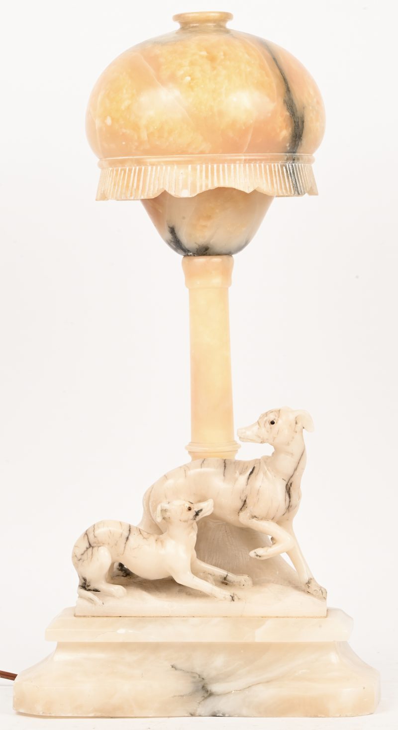 Een uit albast gesculpteerde Art Deco tafellamp met twee windhonden.