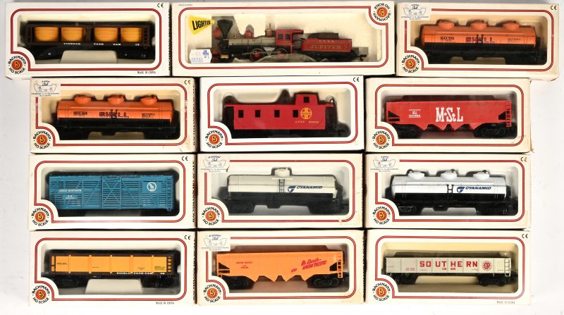 Een lot treinen van Bachmann bestaande uit een stoomlocomotief + tender ‘Jupiter’, en 11 wagons/tankwagens, allen in originele verpakking. HO.