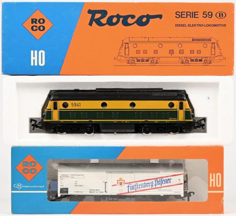 Een Roco HO diesel-elektro-lokomotive, serie 59, no 41523 en een wagon nr 4339D met bierreclame.