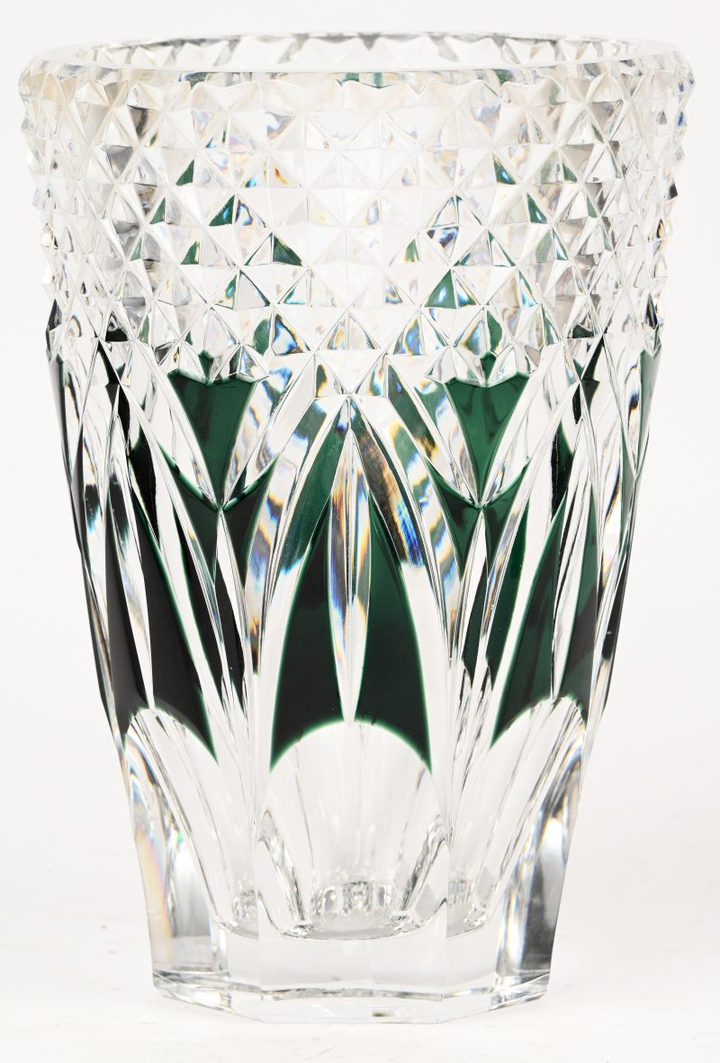 Een vaas in groen en kleurloor kristal, onderaan gesigneerd Val Saint Lambert.