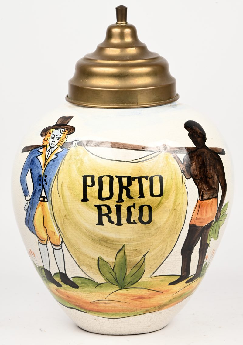 Een porseleinen tabakspot met messing deksel. Beschildering met twee figuren en opschrift Porto Rico.