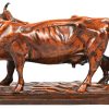 “Een koe”. Een houten gescultpteerd beeld, gesigneerd. Stukje van 1 hoorn afgebroken.