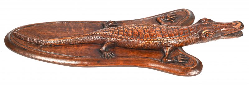 “Krokodil”. Een houten gesculpteerd wanddeco.
