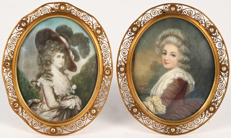 Een lot van twee handgeschilderde ovale miniatuurtjes van hofdames. In staander met bol glas. Laat 19de eeuw.