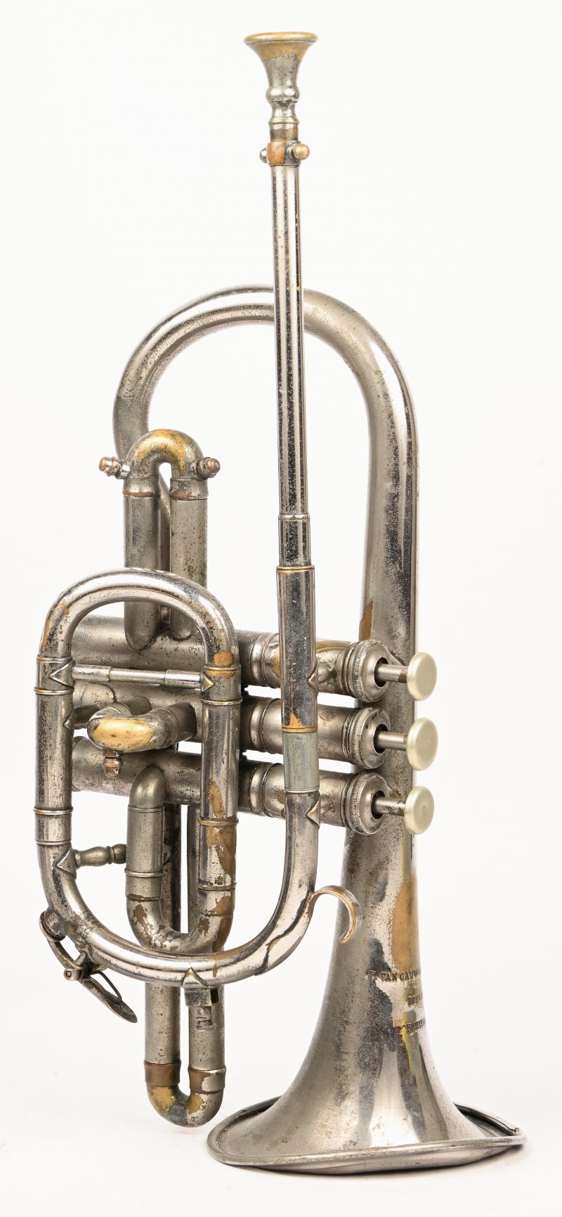 Een vintage trompet cornet, met inscriptie “F. VAN CAUWELAERT BREVETÉ BRUXELLES”. Hoorn met plooi aan de rand.