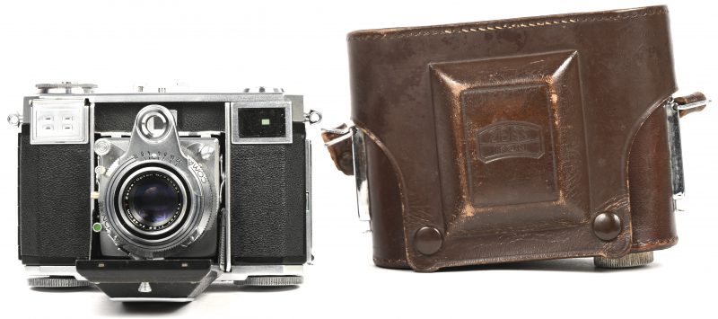 “Zeiss-Ikon Contessa 35”. Een vintage camera in bijbehorend lederen tas. Made in Germany, genummerd W85691.