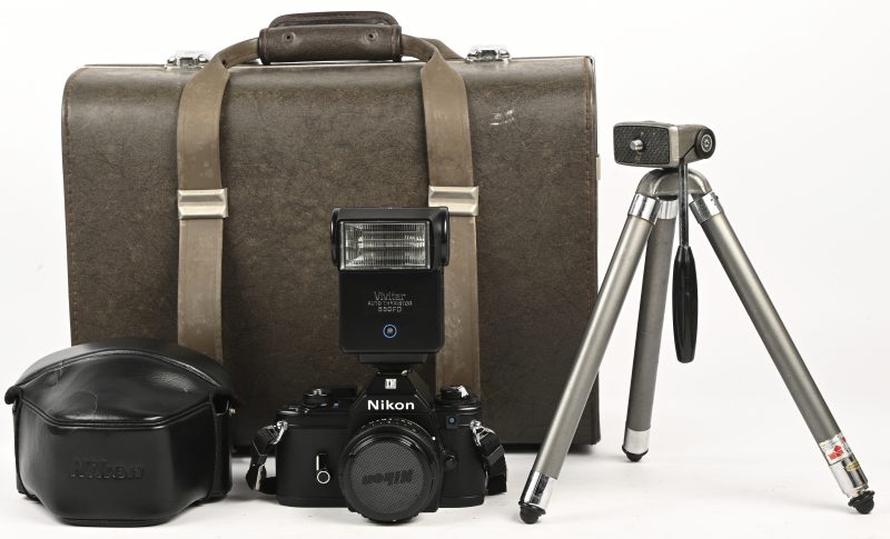 “Nikon M90”. Een vintage camera met bijbehorende tas in koffer met fotografisch toebehoren.