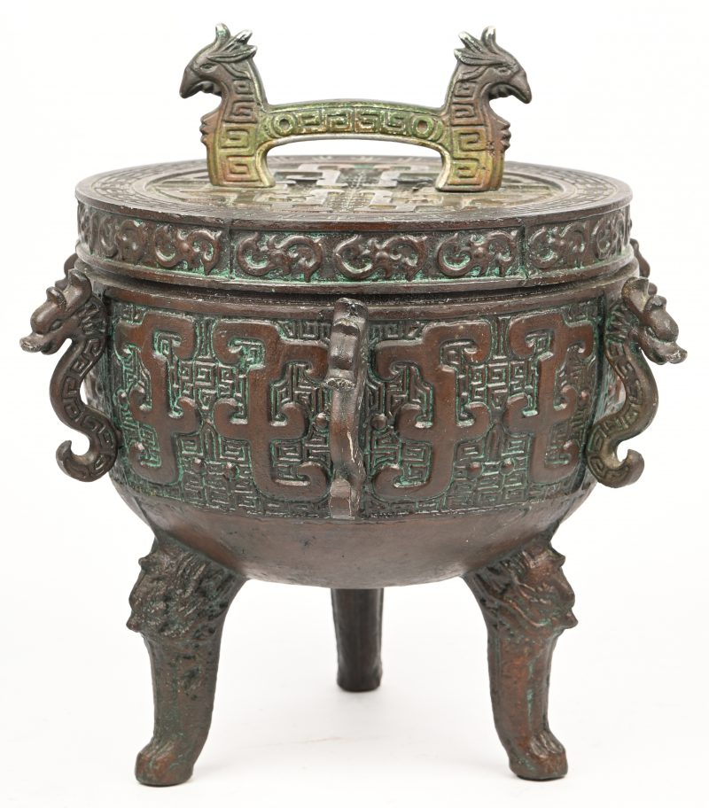 Een Chinese ijsemmer in brons-look op drie pootjes en versierd met vele draken.