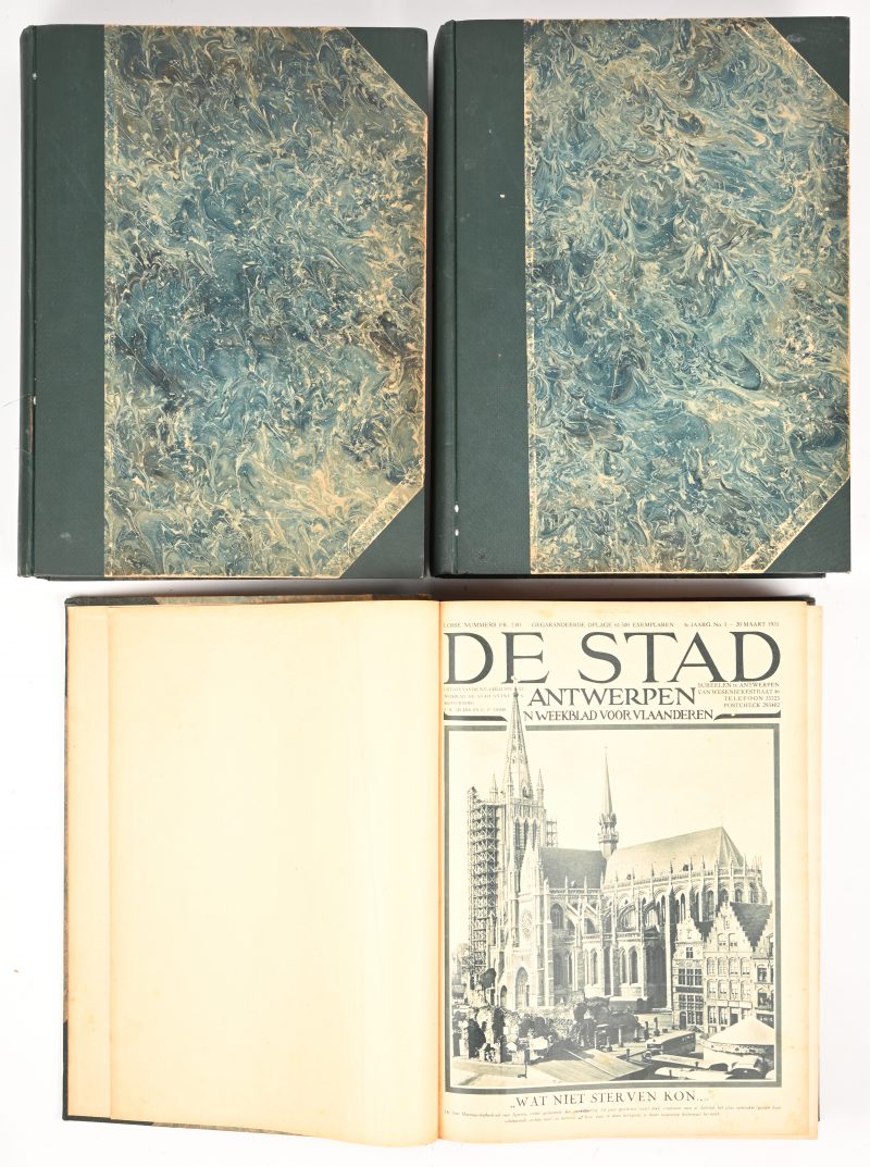 Een lot van drie boeken met telkens een gebundelde jaargang van ‘De Stad Antwerpen’, deel 1 van maart 1929 tot maart 1930, deel 2 van maart 1930 tot maart 1931 en deel 3 van maart 1931 tot maart 1932.