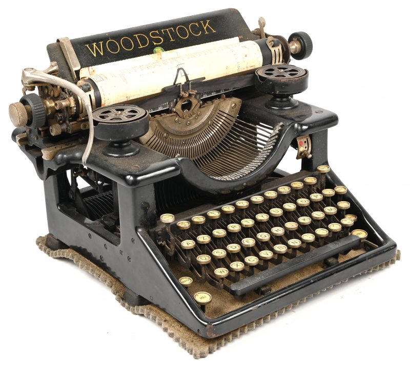 Een schrijfmachine uit het begin van de vorige eeuw, Amerikaans fabrikaat van het merk Woodstock.