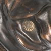 Een brons-look beeld van een zeer jong koppeltje met 3 bloemvormige glazen blakers. Draagt stempel.